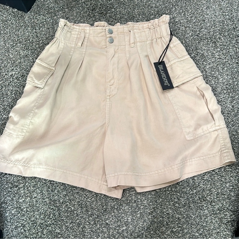 NWT Blank NYC Shorts. Elastic sides and back. Cargo type pockets size medium